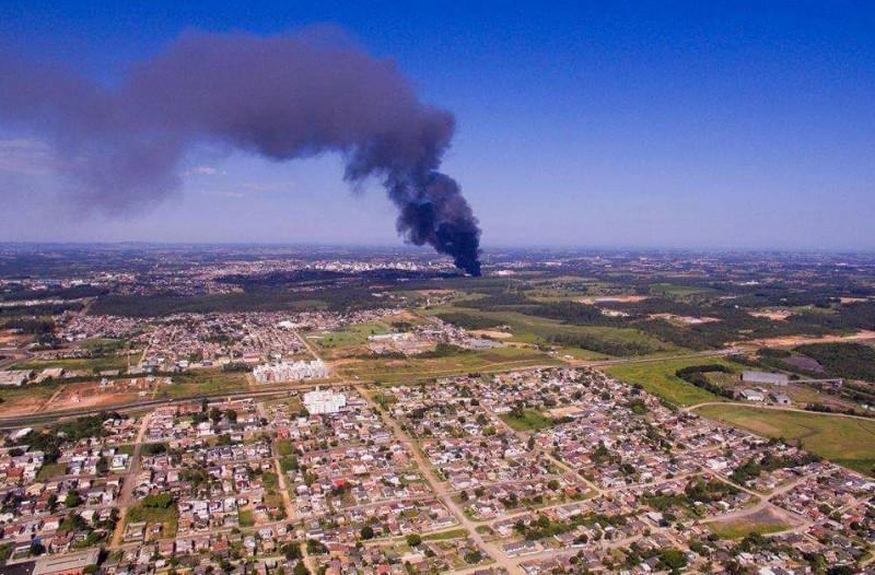VÍDEO: Bombeiros combatem fogo em indústria de descartáveis
