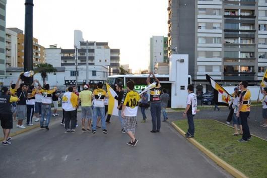 Torcida promove recepção calorosa para delegação tricolor