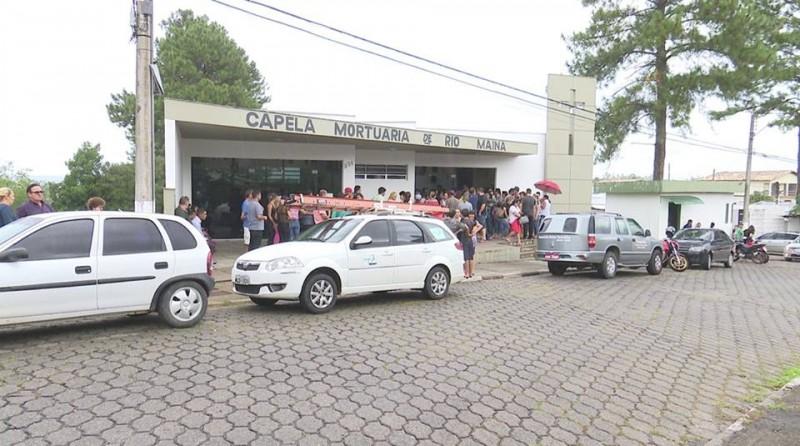 Jovem é sepultada e polícia avança nas investigações