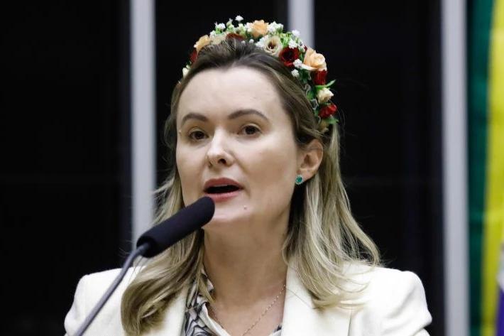 Com relatório de Júlia Zanatta, Câmara aprova PL sobre acesso de cães de assistência a pessoas com deficiência