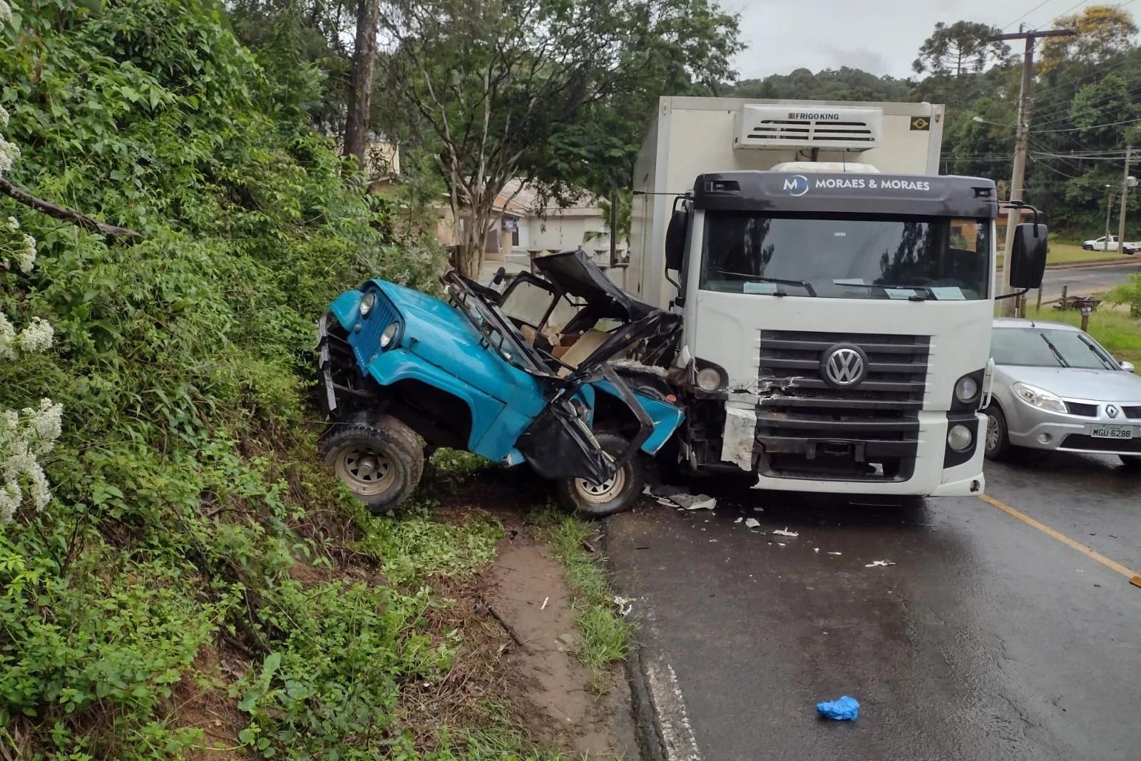Colisão frontal entre carro e caminhão é registrada em Urussanga