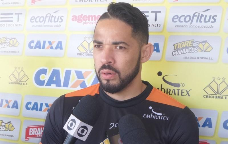 Luiz critica arbitragem por expulsão diante do Paraná