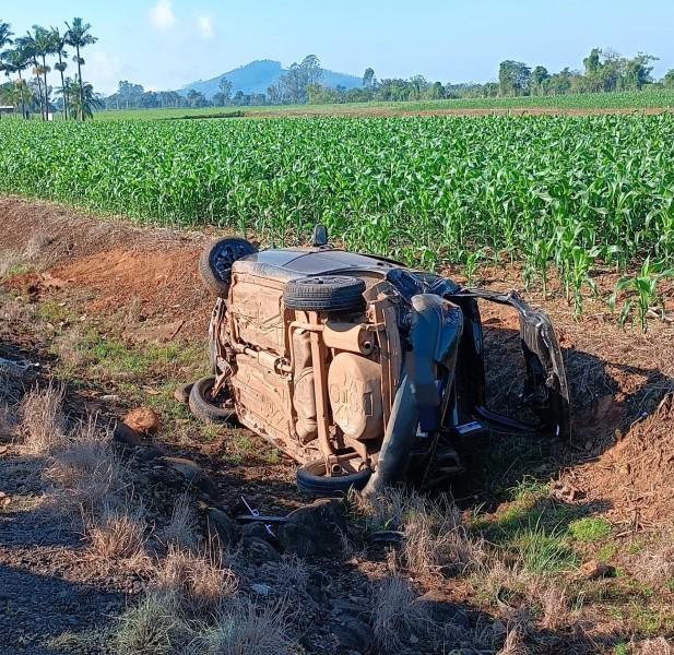 Carro com três ocupantes capota na BR-285, em Turvo