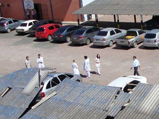 Desaba teto de estacionamento