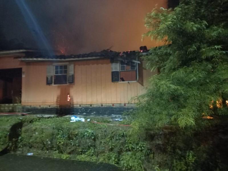 Bombeiros combatem incêndio em residência no bairro Jaqueline