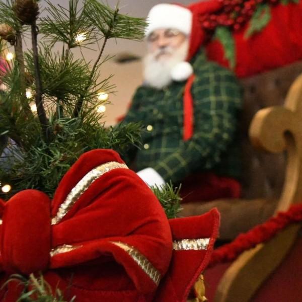 Chegada do Papai Noel no Farol Shopping será celebrada com espetáculo de A Bela e a Fera