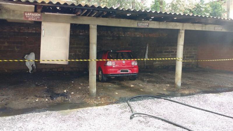 Fogo destrói parte de veículo 