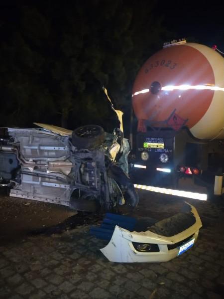 BR-101: carro sai da pista, capota e colide em carreta de produtos inflamáveis