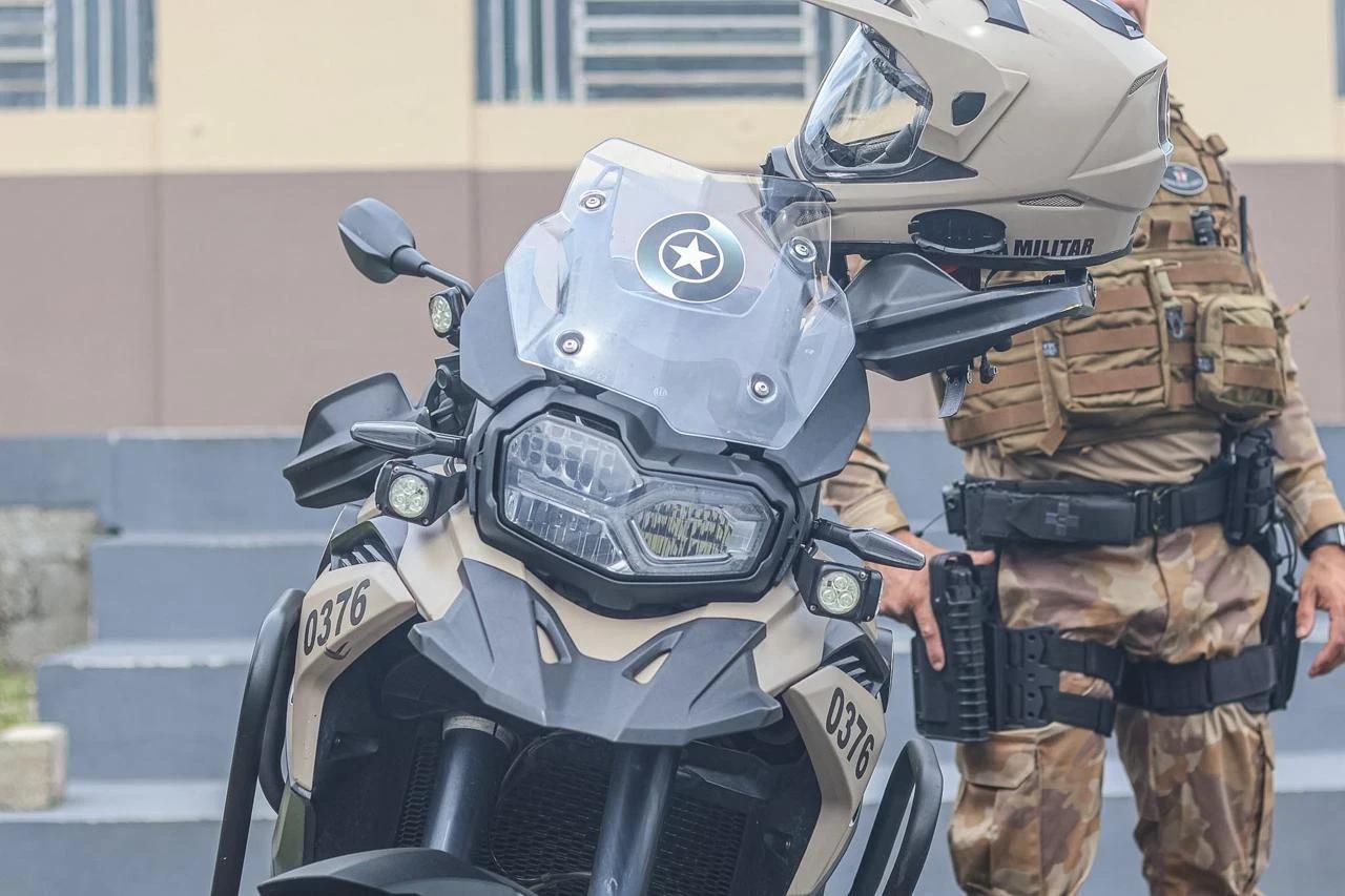 Falso vendedor engana duas pessoas em negociação de motocicleta