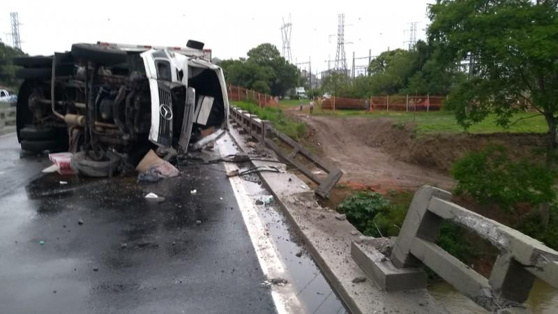 Caminhoneiro morre após acidente de trânsito na BR-101 em Capivari de Baixo 