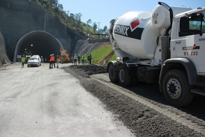 Pista do Morro do Formigão ganha primeiras camadas de concreto