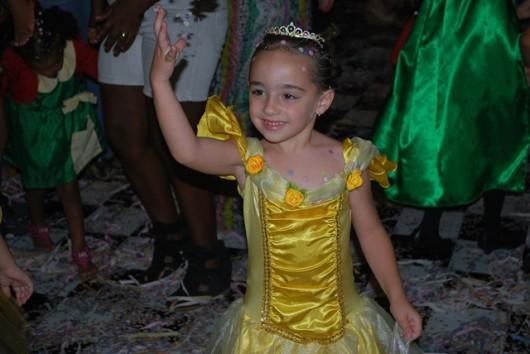 Baile infantil reúne dezenas de crianças no Criciúma Shopping