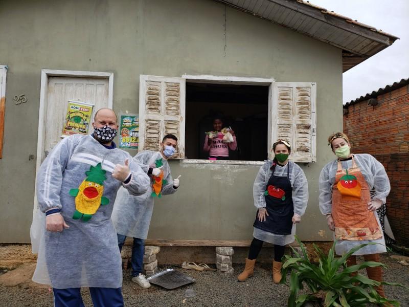 Serviço de Convivência CRAS Renascer entrega mudas de hortaliças e frutas aos participantes