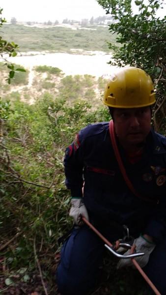 Corpo de Bombeiros resgata cão no paredão do Morro dos Conventos