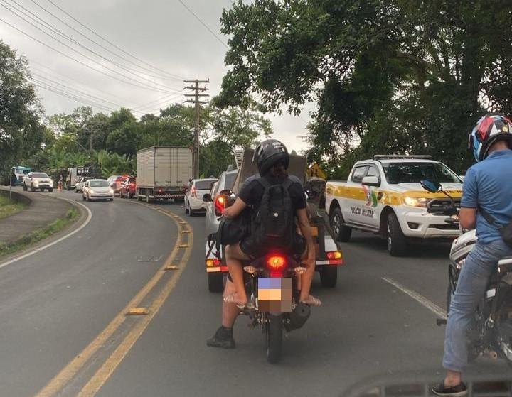 Caminhão quebra e provoca lentidão no trânsito na rodovia José Spillere em Nova Veneza