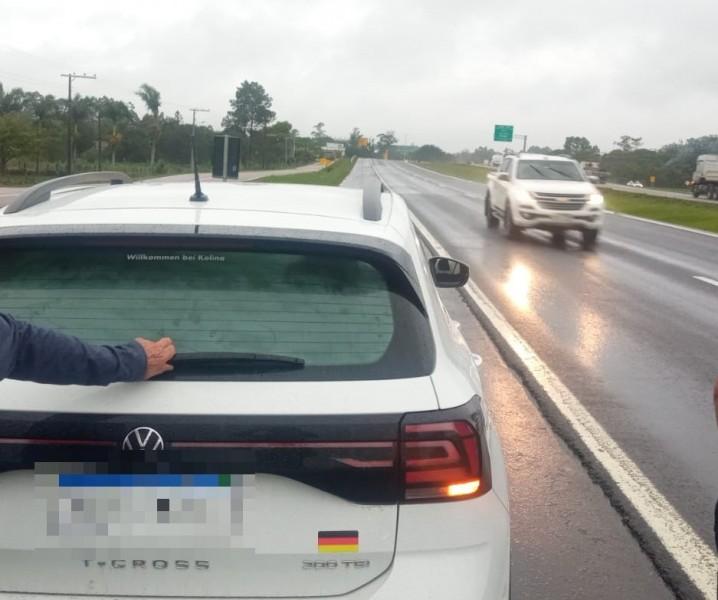 Vídeo: motorista é abordado após trafegar na contramão na BR-101
