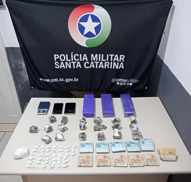 Mais de dois quilos de maconha e R$ 10 mil são apreendidos em Criciúma