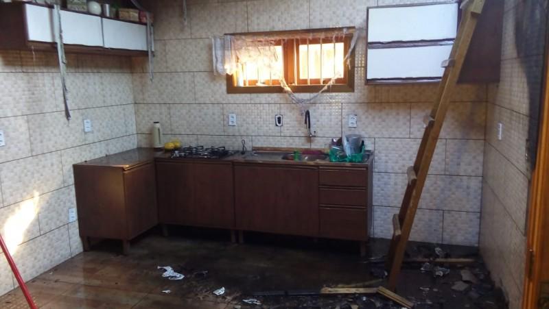 Moradores combatem incêndio em residência na cidade de Balneário Gaivota