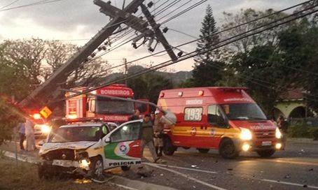 Viatura da Polícia Militar Rodoviária colide em carro e poste