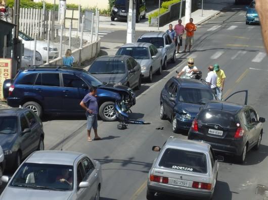 Três veículos colidem na rua Marcelo Lodetti, no Centro de Criciúma
