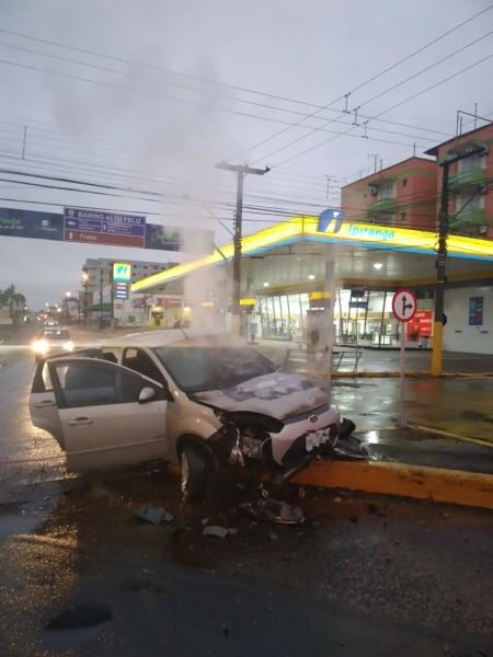 Depois de se envolver em acidente, motorista é retirado de carro antes de veículo pegar fogo