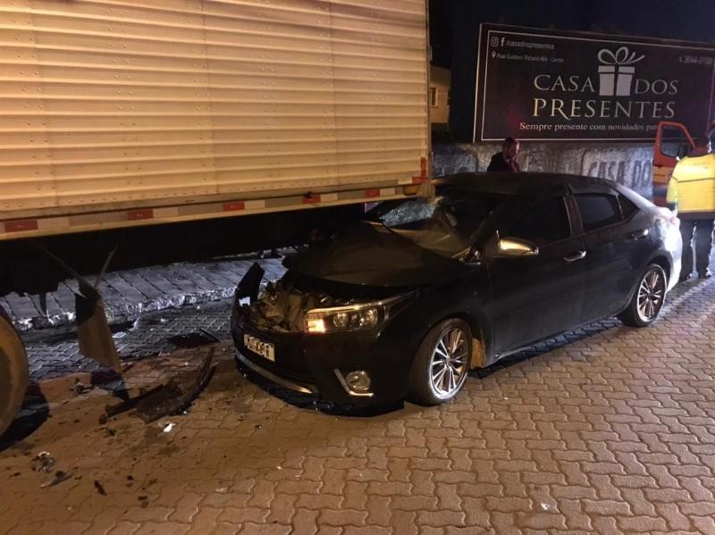 Motorista colide veículo contra caminhão em Laguna