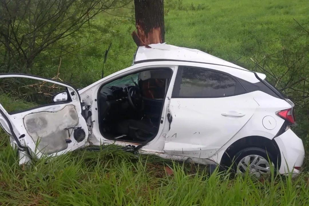 Motorista morre após colidir carro contra árvore