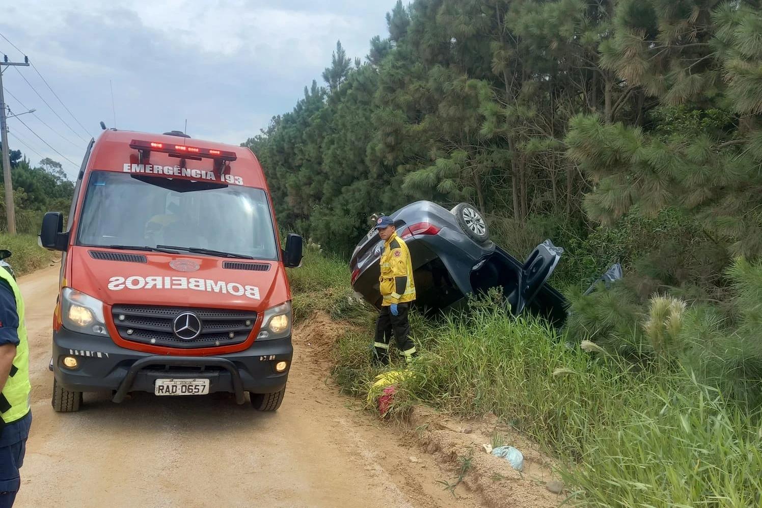 Dez pessoas saem ilesas após capotamento em Balneário Rincão