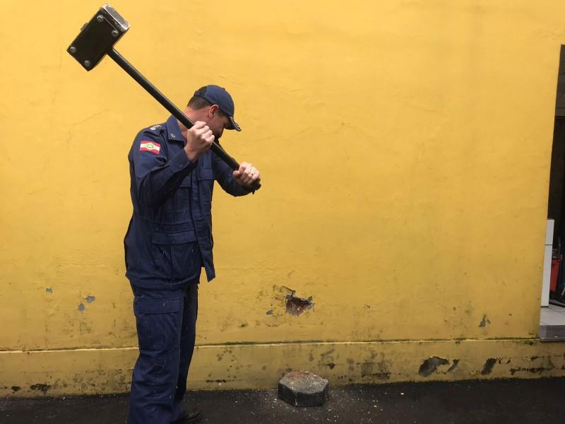 Ato simbólico marca a primeira marretada em obra da nova sede do 4ºBBM