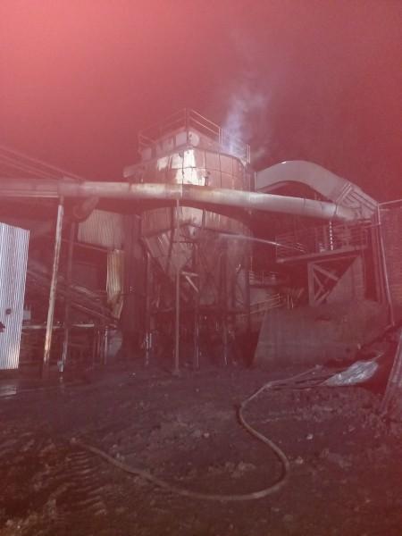 Bombeiros são acionados para combater incêndio após explosão