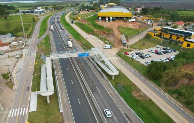 CCR ViaCosteira conclui duas novas passarelas na BR-101 no Sul do Estado