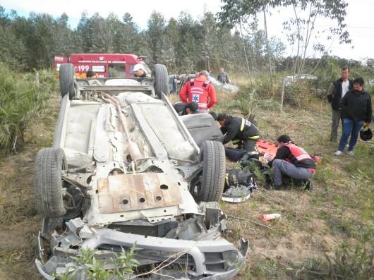 Motorista de 33 anos fica ferida após capotamento 