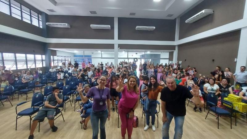 Servidores de Içara presenteiam crianças em amigo secreto solidário
