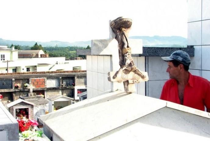 Vândalos depredam túmulos no cemitério de Orleans
