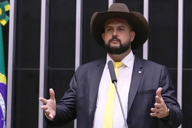 Vídeo: deputado catarinense apresenta PL para impedir possível camisa vermelha da seleção brasileira
