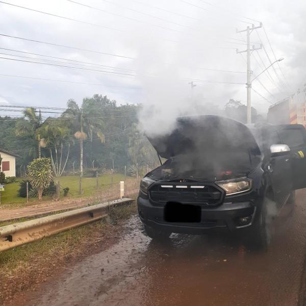 Veículo pega fogo no bairro Quarta Linha em Criciúma