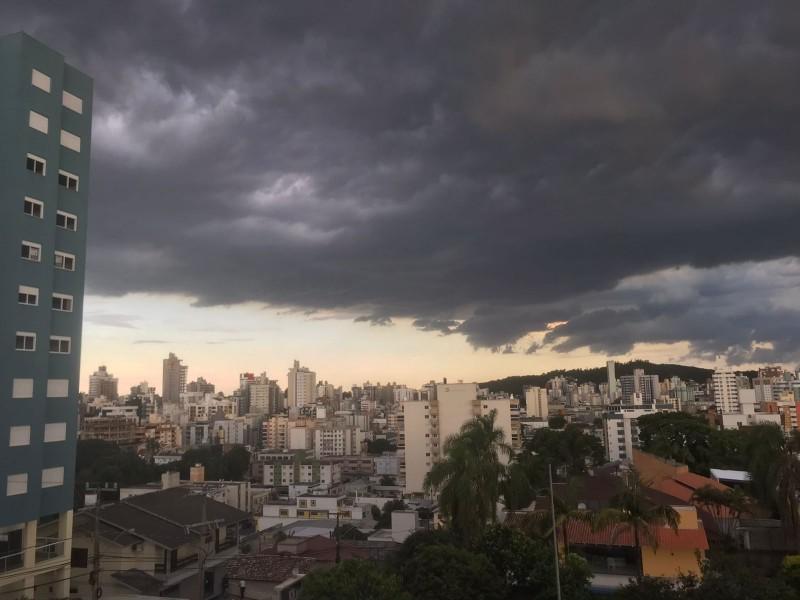 Nuvem grande e escura chama a atenção no céu de Criciúma