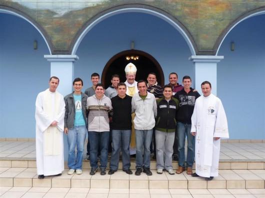 Seminaristas fazem visita aos doentes