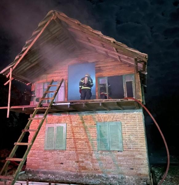 Casa pega fogo e mobiliza bombeiros em Laguna