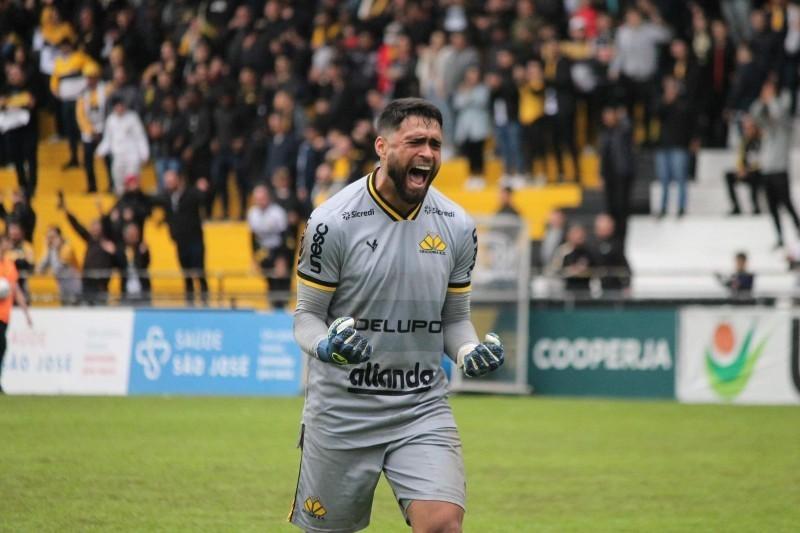 Exclusivo: goleiro Gustavo renova contrato com o Criciúma 