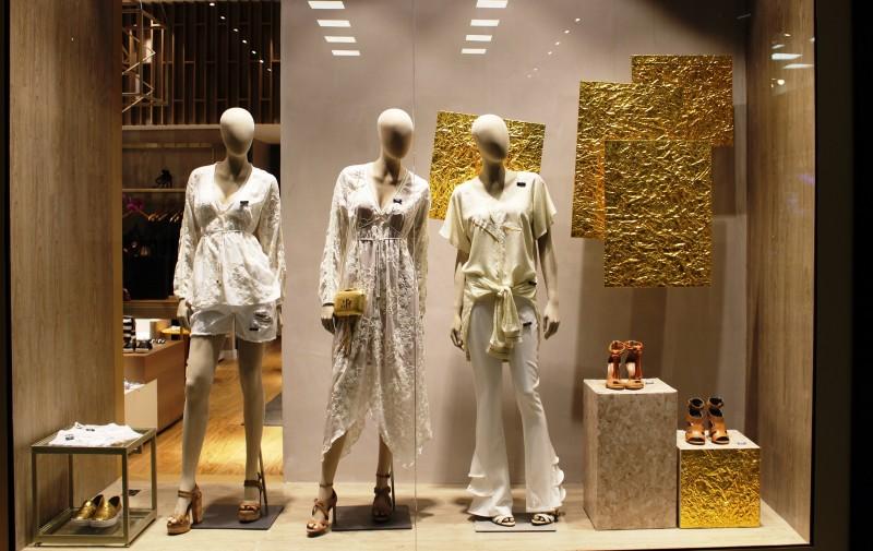 Entre os brasileiros que irão comemorar o Réveillon, 54% pretendem usar roupa nova, mostra pesquisa 