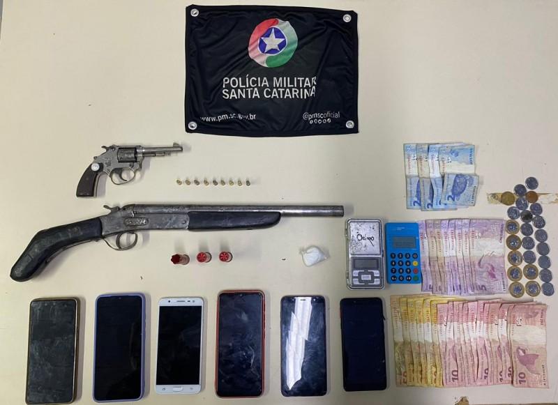 Jovem é preso em Criciúma após PM encontrar drogas, revólver e espingarda