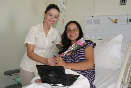 Hospital Unimed celebra Dia da Mulher com flores e cuidados com a beleza