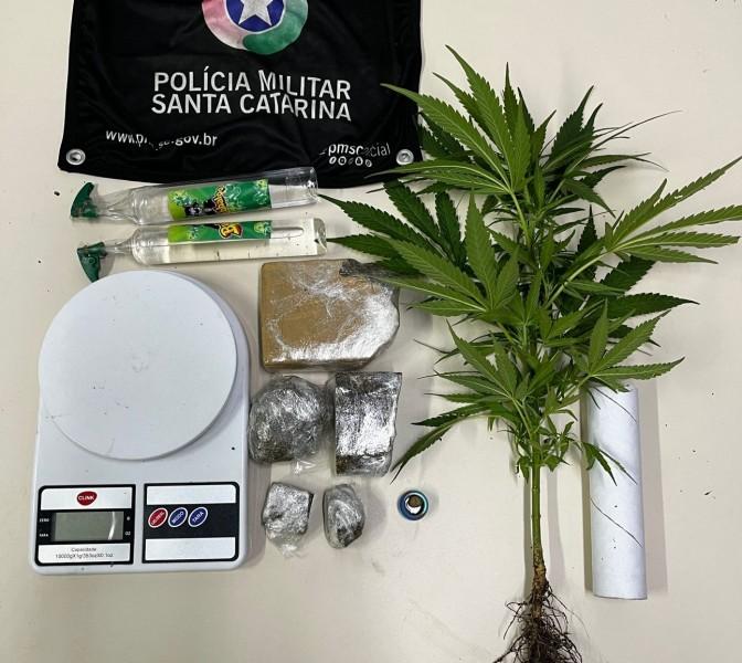 PM monitora suspeito traficar drogas e realiza apreensão de drogas
