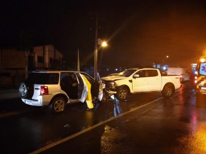 Colisão frontal deixa duas pessoas feridas em Araranguá