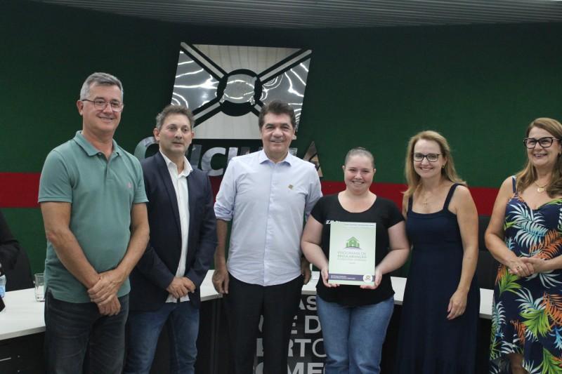 Prefeitura de Criciúma entrega 50 escrituras para diversos bairros