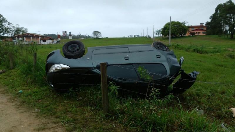 Colisão traseira projeta carro para fora de rodovia e provoca morte de condutor