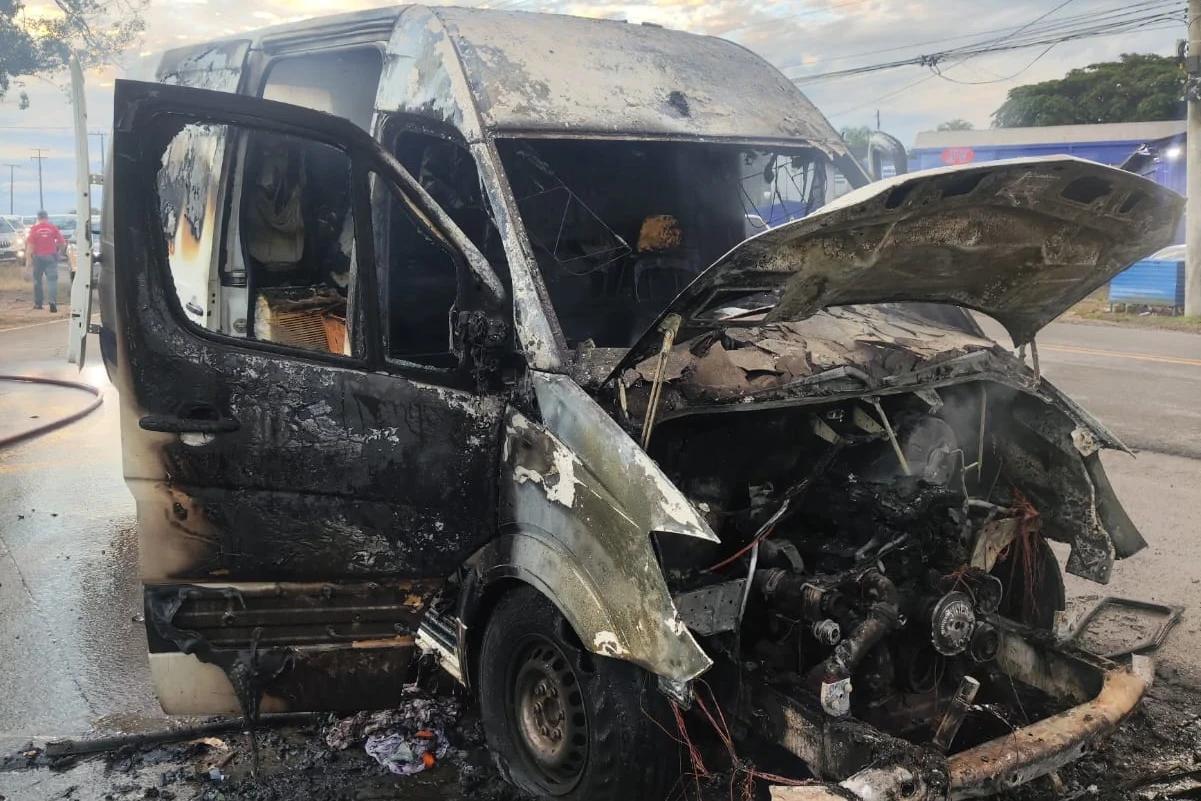 Furgão é destruído por incêndio em Içara