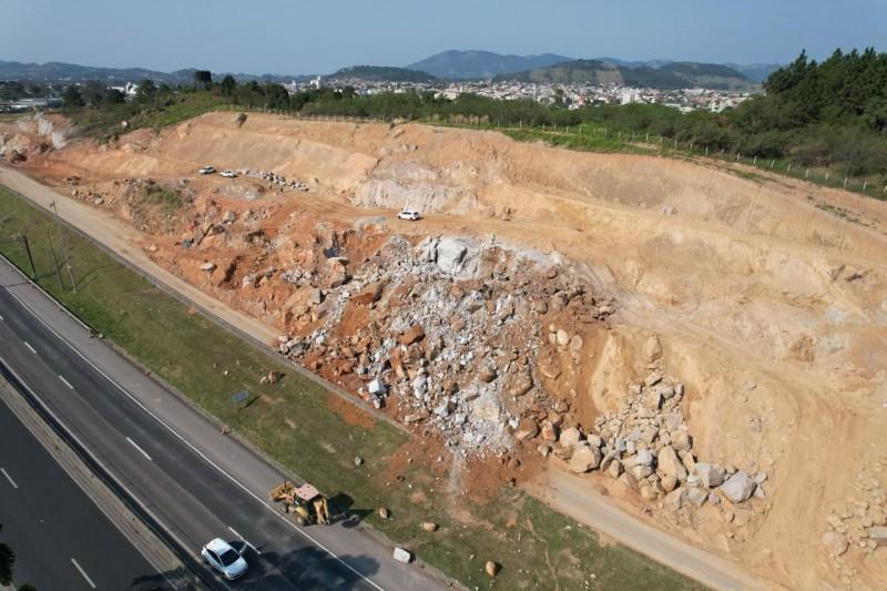 Obras na BR-101 têm nova etapa de detonação de rochas em Capivari de Baixo