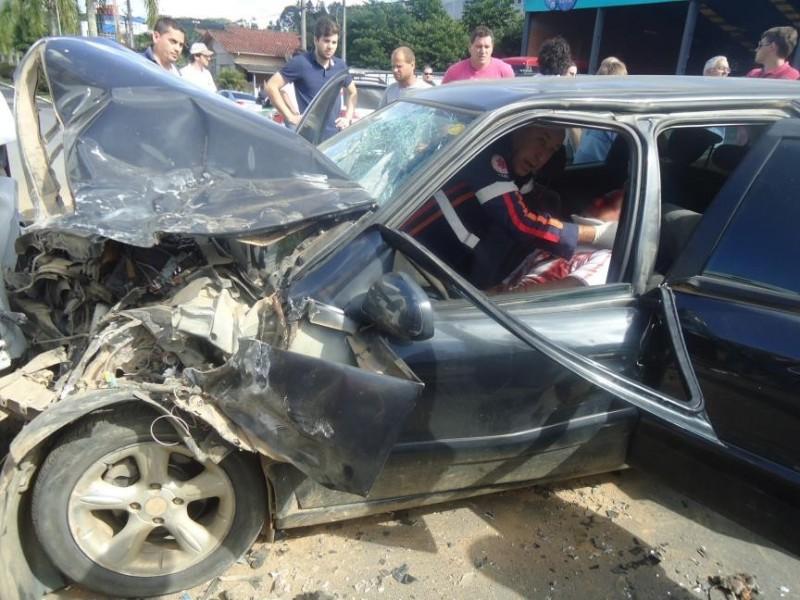 Motorista colide em caminhão parado e fica ferido